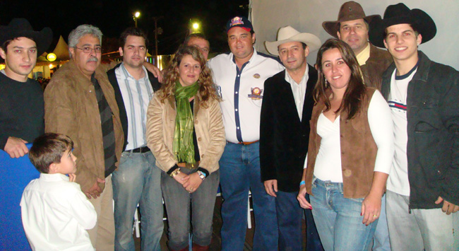 Alexandre Machado (o penúltimo de chapéu) com familiares e amigos recepciona o deputado Geraldo Vinholi e sua comitiva no Monte Azul Rodeio Show
